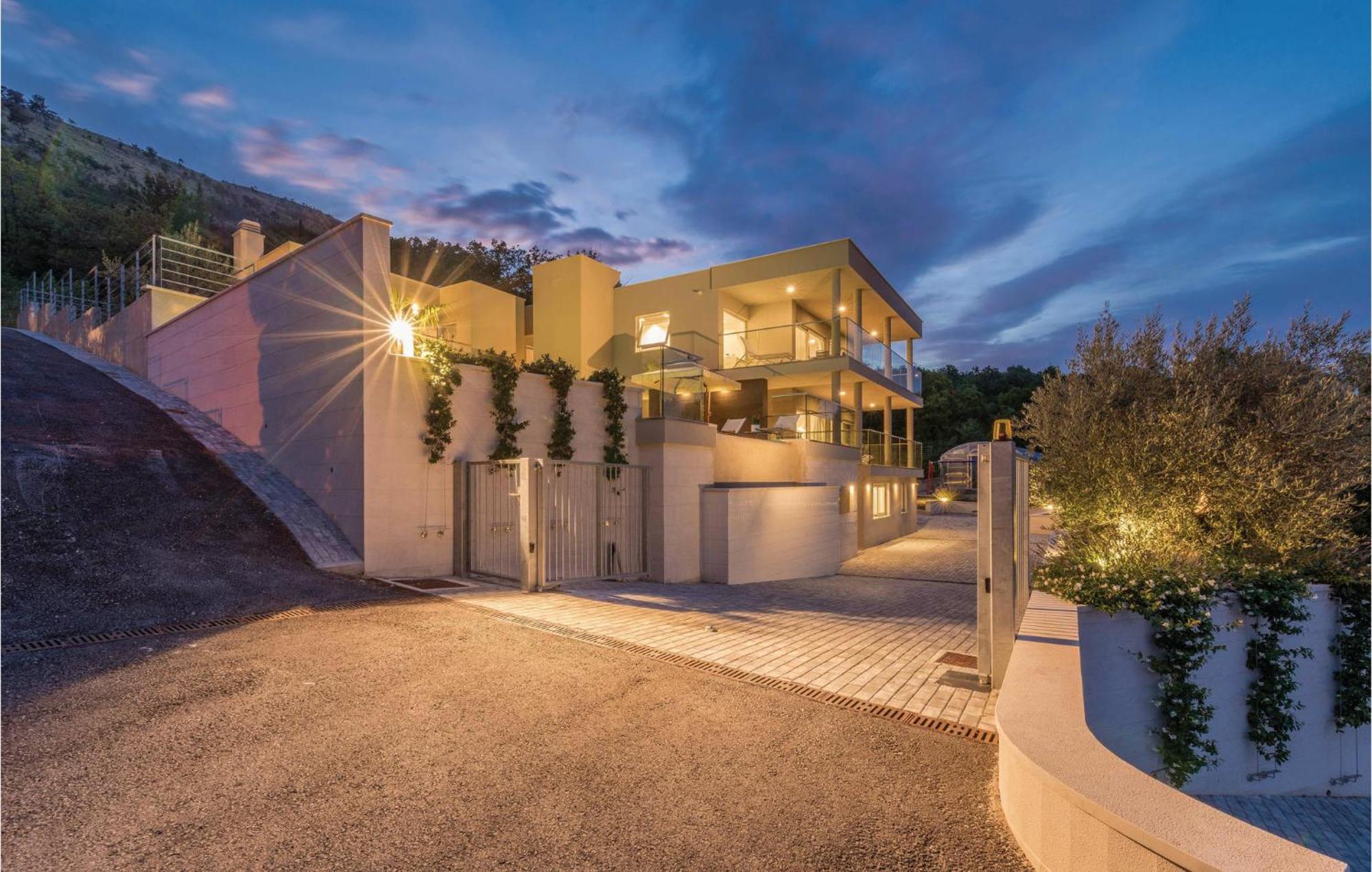 Nice Apartment In Plomin With Jacuzzi Exterior foto